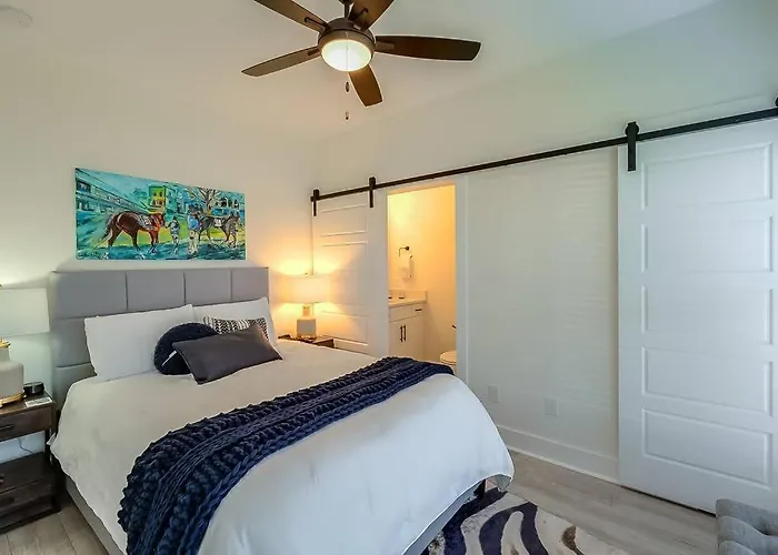 Luxurious 3 Bedroom Distillery District Townhouse