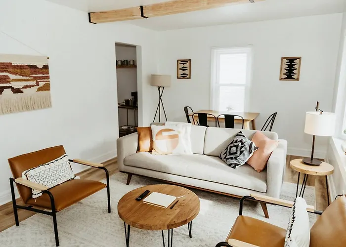 "The Lynn" Modern Urban Stay W/ Backyard