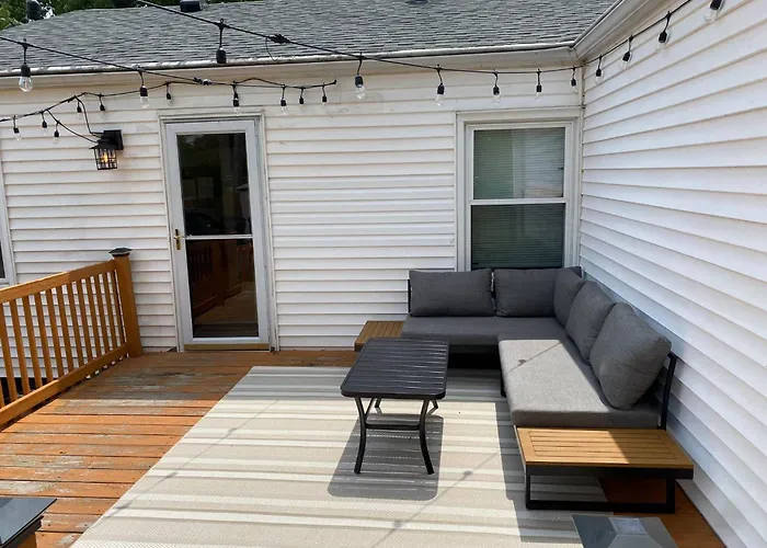 "The Lynn" Modern Urban Stay W/ Backyard