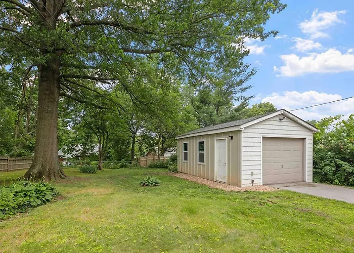 Parkview Cottage | Walkable To Food, Shops, Pool
